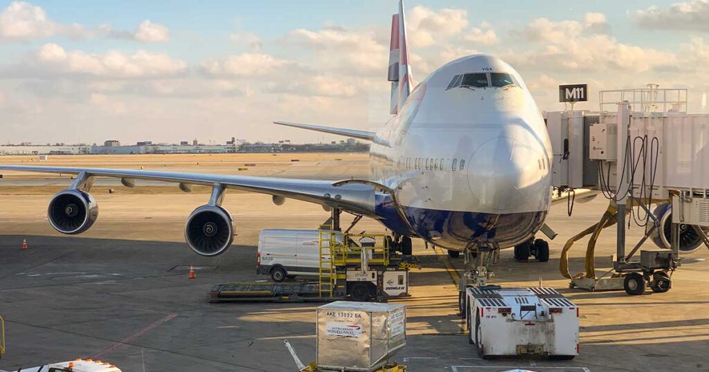 Kollision mit Treppenfahrzeuges im Flugzeug